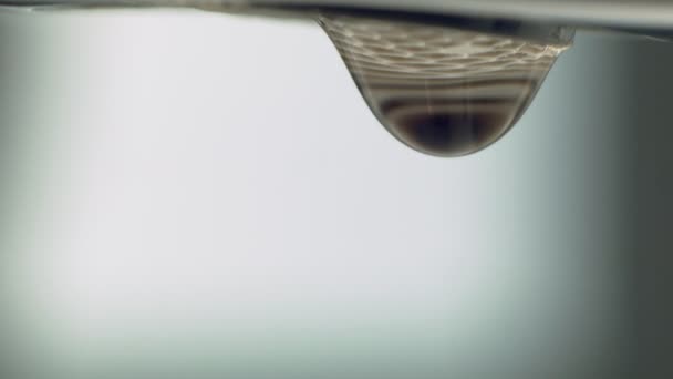 Een close-up van langzaam druipende kraan. Druppels water. — Stockvideo