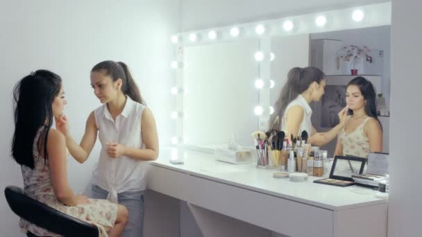 Maquillaje artista haciendo maquillaje — Vídeo de stock