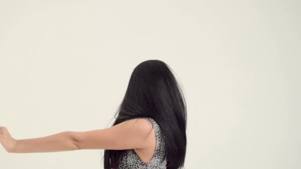 Mujer moviendo el pelo largo — Vídeo de stock