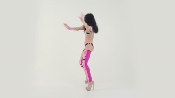 Sexy mujer con perfecto cuerpo bailando — Vídeo de stock