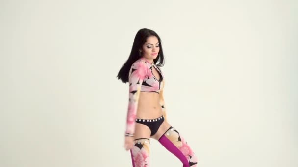 Sexy Frau mit perfektem Körper tanzen — Stockvideo