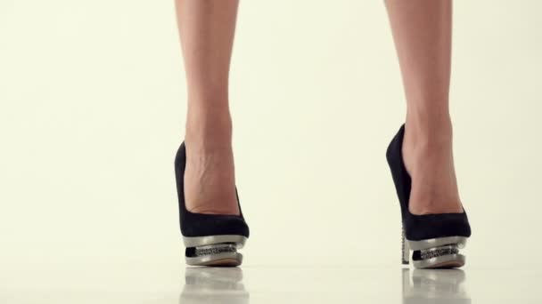 Женские ноги на высоких каблуках . — стоковое видео