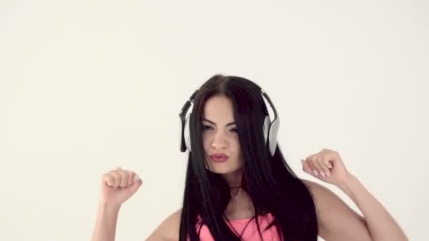 ヘッドフォンで音楽を聴く女性は — ストック動画