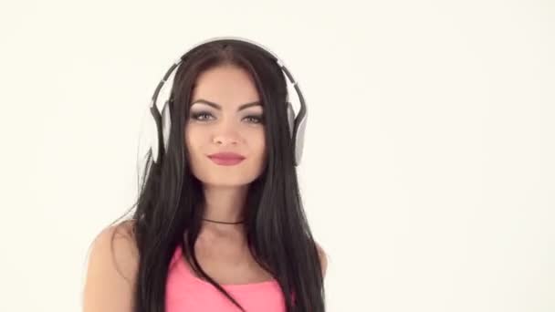 Женщина слушает музыку в наушниках — стоковое видео
