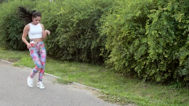 Vrouw koppelverkoop schoenen tijdens het hardlopen — Stockvideo