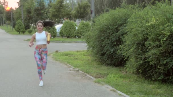 Mujer con auriculares agua potable — Vídeos de Stock