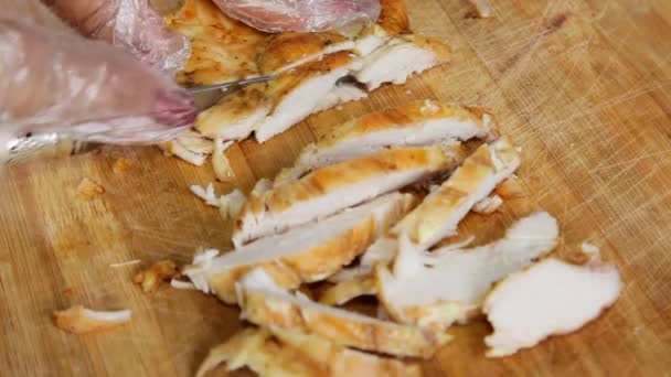 Manine tagliate bistecca di pollo fritto — Video Stock