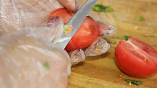 Händer skära tomater för sallad — Stockvideo