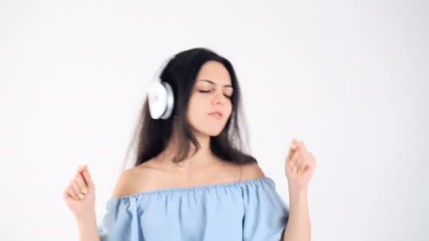 Een vrouw in een koptelefoon die muziek luistert — Stockvideo