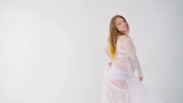 Gravid kvinna dansar på vit bakgrund — Stockvideo
