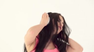 Kadın kulaklıkla müzik dinliyor.