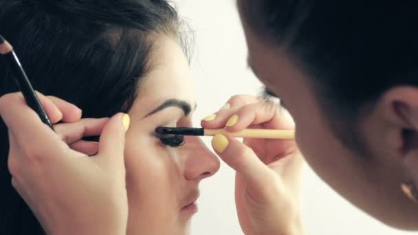 Maquiagem artista aplicando maquiagem — Vídeo de Stock