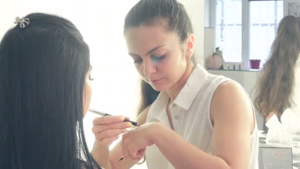 Make-up artist tillämpa makeup — Stockvideo