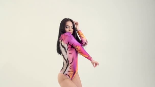 Sexy mujer con perfecto cuerpo bailando — Vídeo de stock