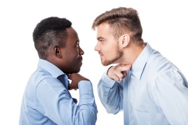 iki işadamı savunarak