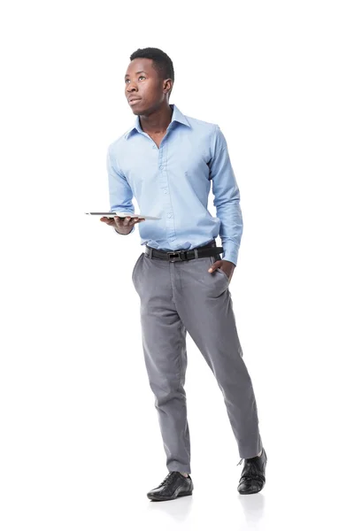タブレットでアフリカ系アメリカ人のビジネスマン — ストック写真