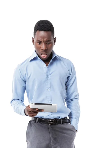 デジタル タブレットでアフリカ系アメリカ人のビジネスマン — ストック写真