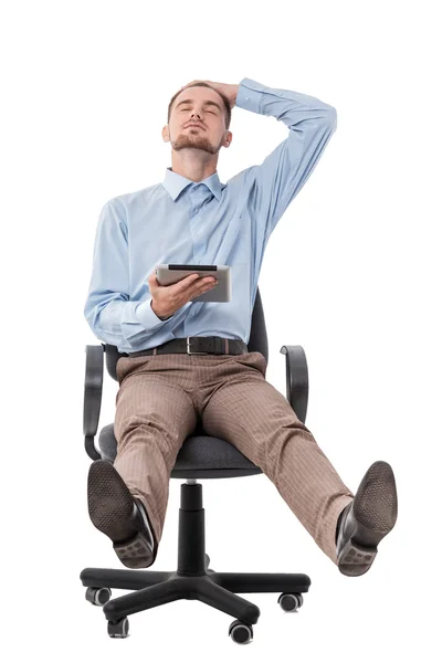 Affärsman sitter i stol och använda surfplatta — Stockfoto