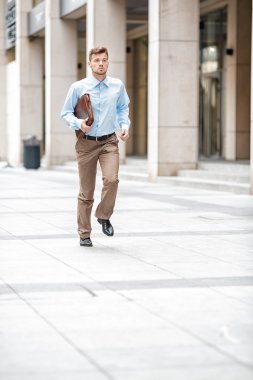 işadamı ile çalışan evrak çantası 