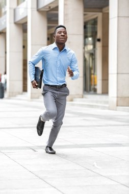 işadamı ile çalışan evrak çantası 