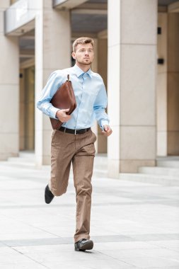 işadamı ile çalışan evrak çantası 