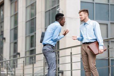 iki işadamı proje tartışıyor