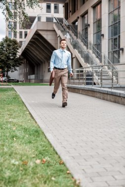  işadamı ile çalışan bir evrak çantası