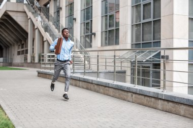 işadamı ile çalışan evrak çantası 