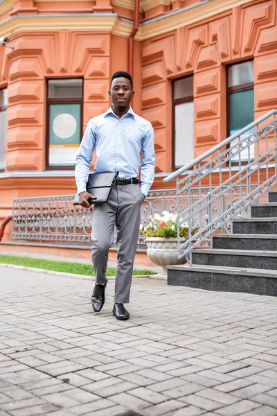 Афро-американських бізнесмен з портфеля — стокове фото