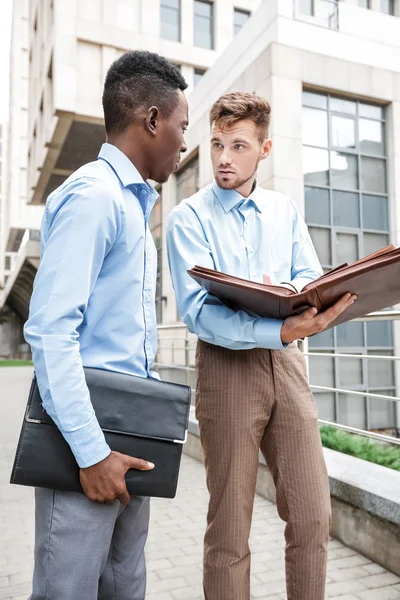 Due uomini d'affari discutono del progetto — Foto Stock