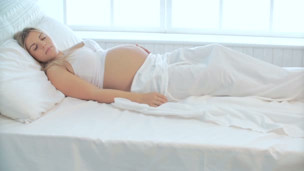 Gravid kvinna som sover — Stockvideo