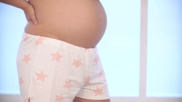 Terhes nő segítségével tabletta — Stock videók