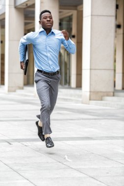 işadamı ile çalışan evrak çantası 