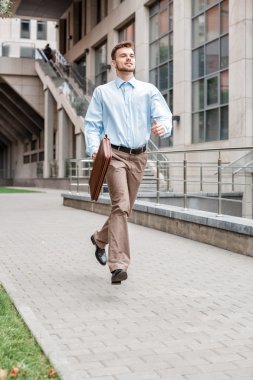  işadamı ile çalışan bir evrak çantası