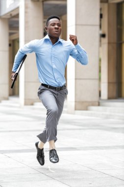 işadamı ile çalışan evrak çantası 