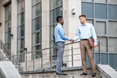İki işadamı el sıkışıyor.