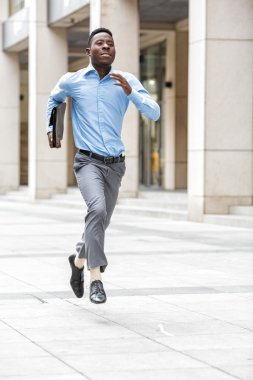 işadamı ile çalışan evrak çantası 