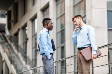 iki işadamı proje tartışıyor
