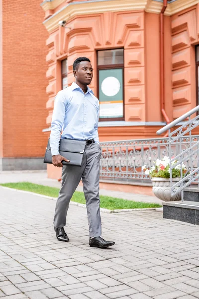 African American businessman with briefcase — Stock Photo, Image