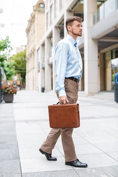 Businessman walks with briefcase — Stock Photo, Image