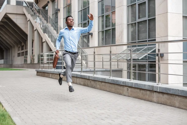 işadamı ile çalışan evrak çantası 