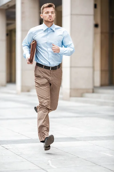 Επιχειρηματίας με χαρτοφύλακα που τρέχει — Φωτογραφία Αρχείου