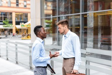 iki işadamları bahsediyoruz ve belgeleri seyir 