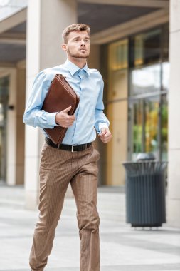işadamı ile çalışan evrak çantası 