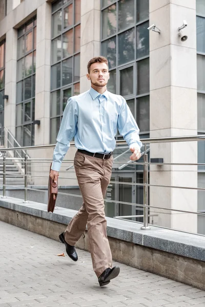 Zakenman met een aktetas uitgevoerd — Stockfoto