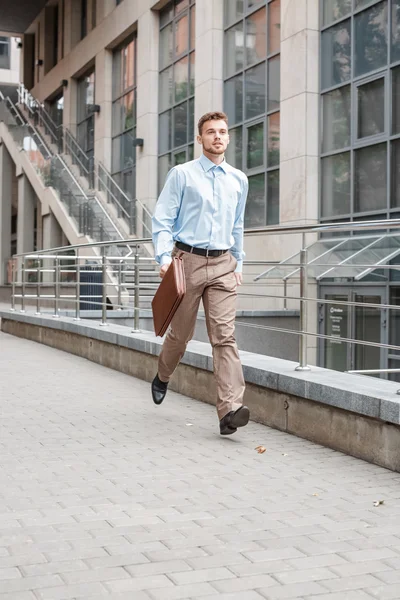  işadamı ile çalışan bir evrak çantası