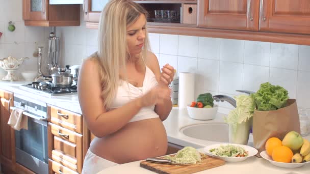 Femme enceinte coupe chou sur planche en bois et couper son doigt — Video