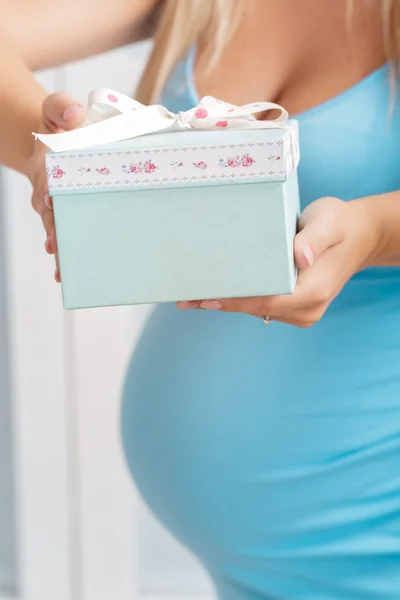 Mujer embarazada caja de espera con regalo, primer plano — Foto de Stock