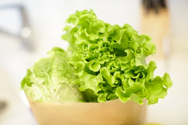 Паперовий мішок з салатом і капустою, крупним планом — стокове фото