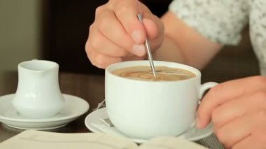 Kahve Kupası'nda karıştırma şeker adam
